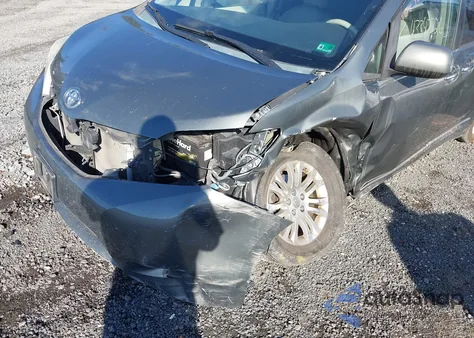 2014 Toyota Sienna Xle V6 8 Passenger z USA, uszkodzony, nr VIN 5TDYK3DC4ES522721